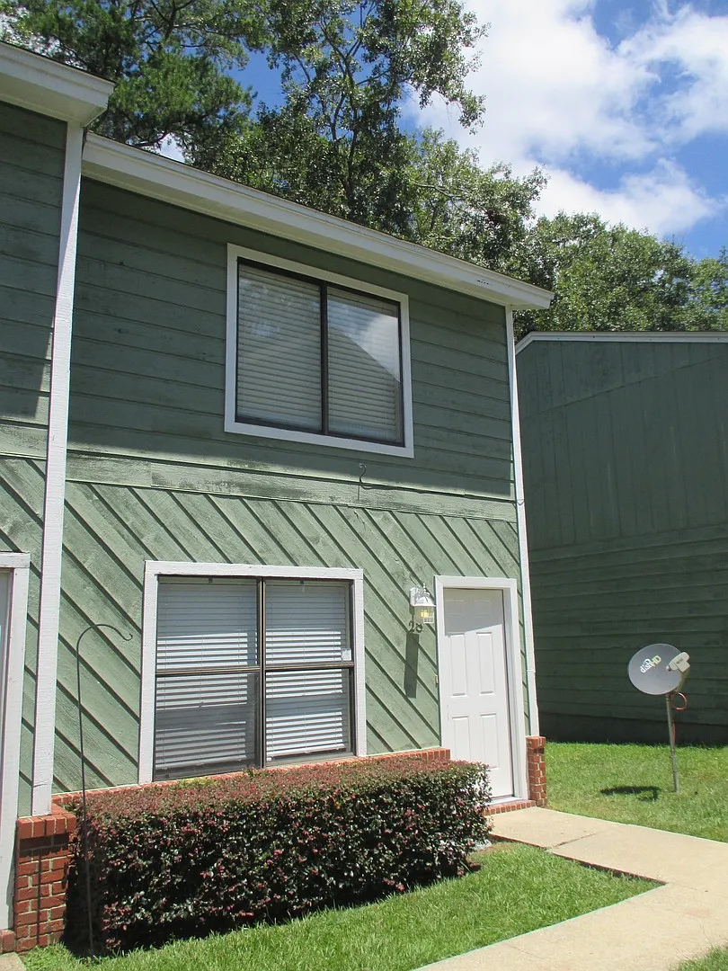 Large 2/1.5 Townhouse Minutes From FSU...Available August 20, 2026. — Photo 1