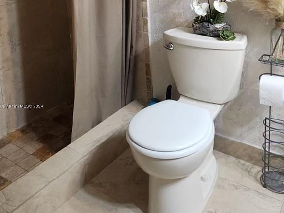 5th image of 2899 Collins Ave APT 744