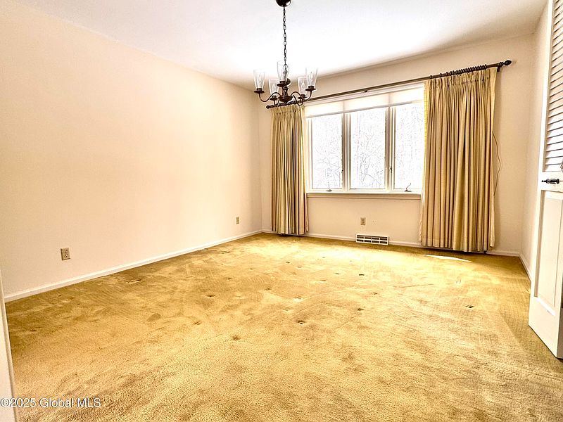 5th image of 33 Twicwood Lane