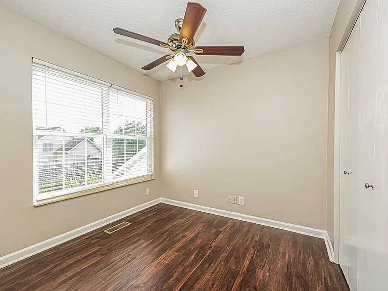 909 Bexhill Ct S — Photo 15