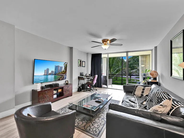 103 Royal Park Dr #2E — Photo 3