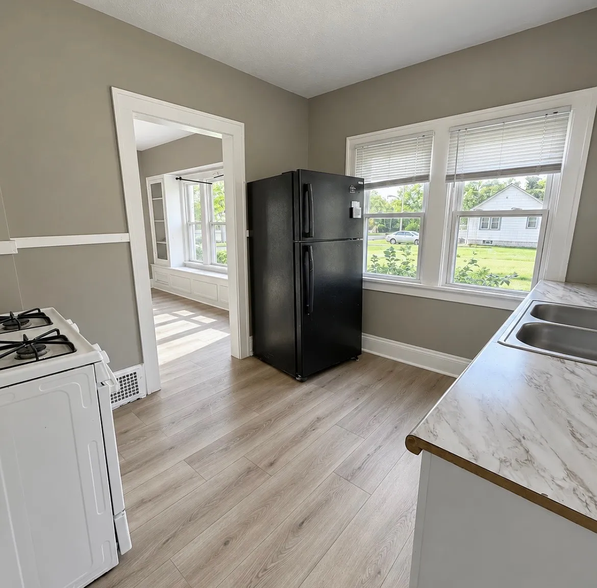 2 bed, 1048 sqft, $1,300 — Photo 4
