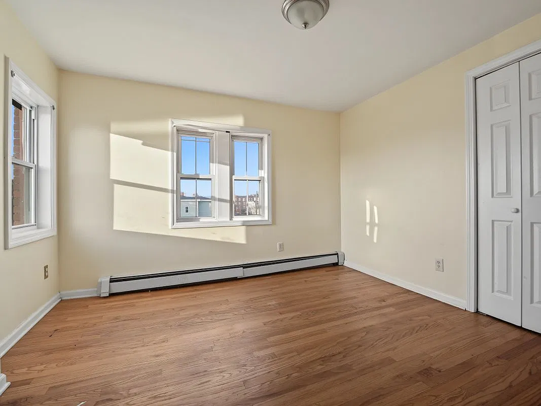 3 bed, 1.5 bath, 1297 sqft, $2,650 — Photo 3