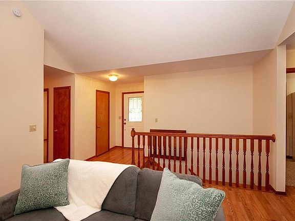 4th image of 409 NE Virginia Ct