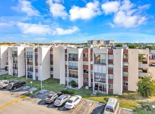 Versailles Gdns I Condo, Miami, FL 33174