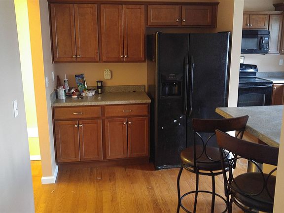 Kitchen w/ breakfast bar. 15'2"x15'