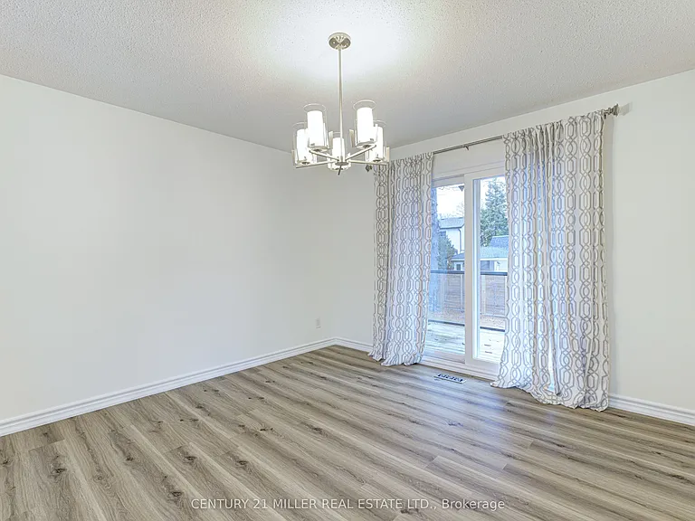 163 Castle Cres — Photo 15