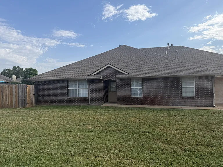 2424 N Keller Dr — Photo 2