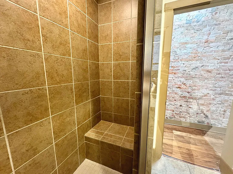 641 Walnut St Apartments — Photo 34