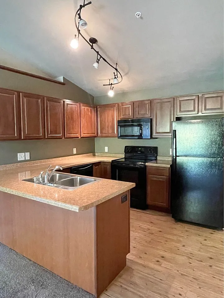 2 bed, 1111 sqft, $1,380 — Photo 2