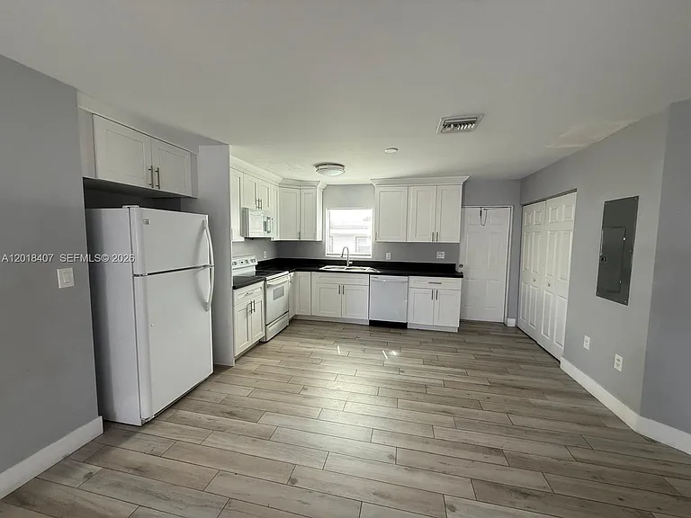 4393 Davis Rd #2 — Photo 3