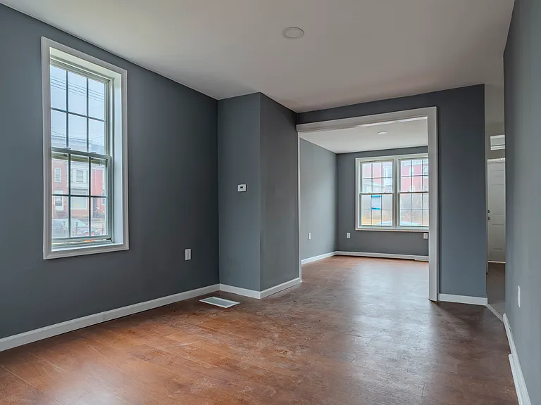 662 Salem Ave — Photo 2