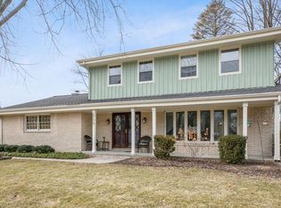 9175 N Iroquois Rd, Bayside, WI 53217