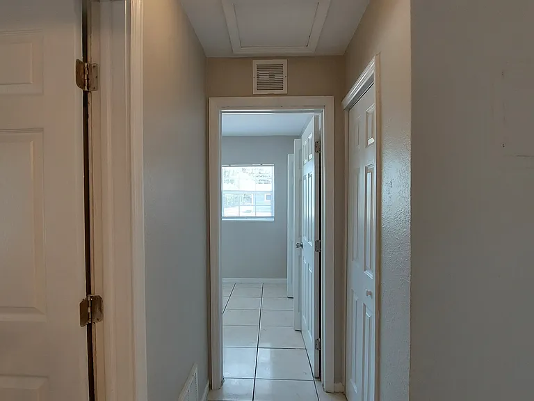 722 W Cleveland Ln — Photo 18