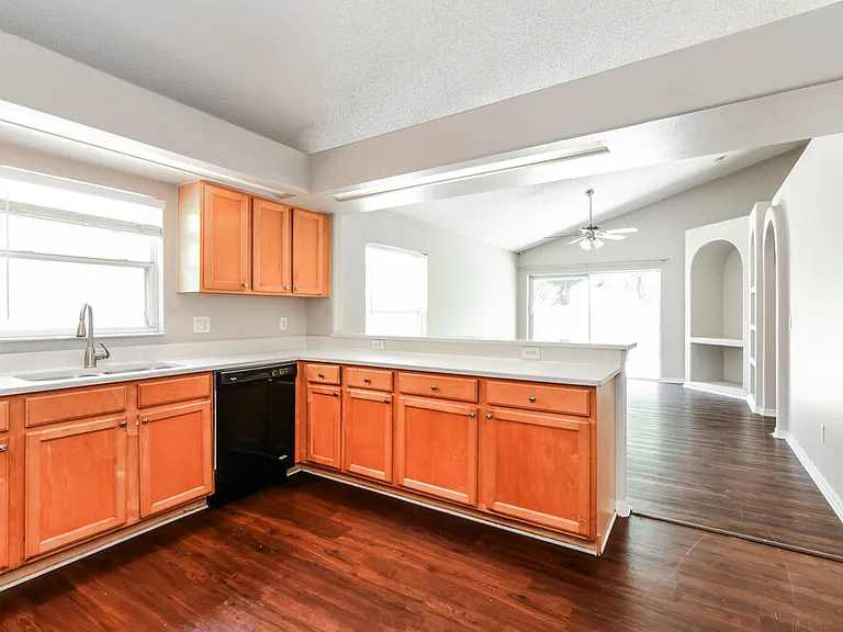 16329 Coopers Hawk Ave — Photo 7