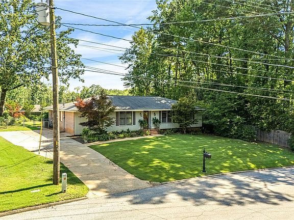 3rd image of 809 N Hills Dr