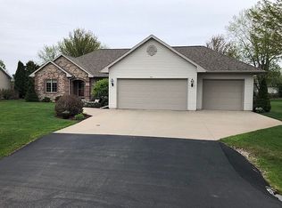 216 Thackery Dr, Oshkosh, WI 54904