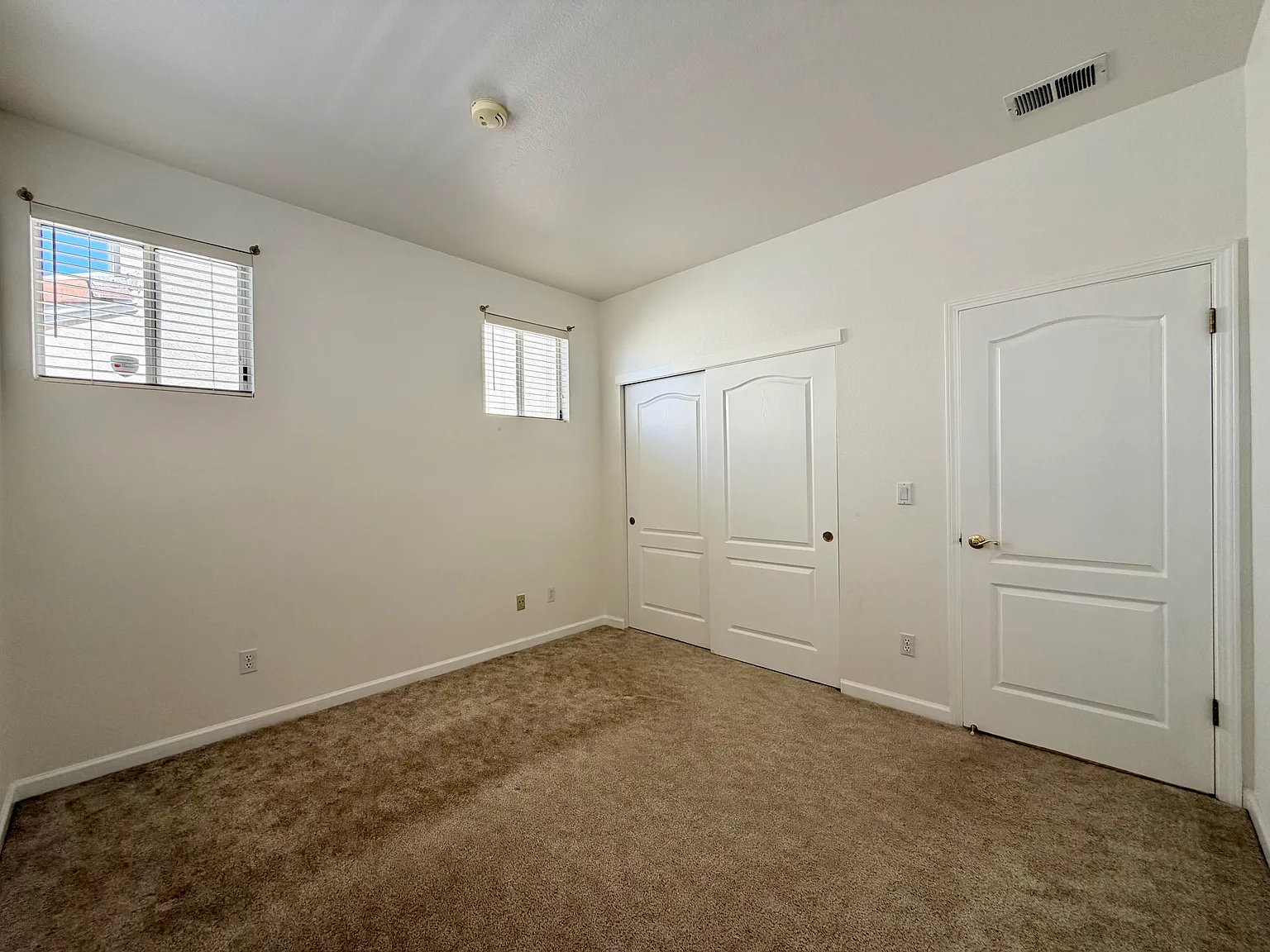 4 bed, 2705 sqft, $5,300 — Photo 4