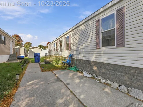 1220 Briar Downs Ln, Burton, MI 48529