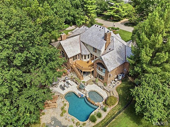 3rd image of 1109 N Oxfordshire Ln