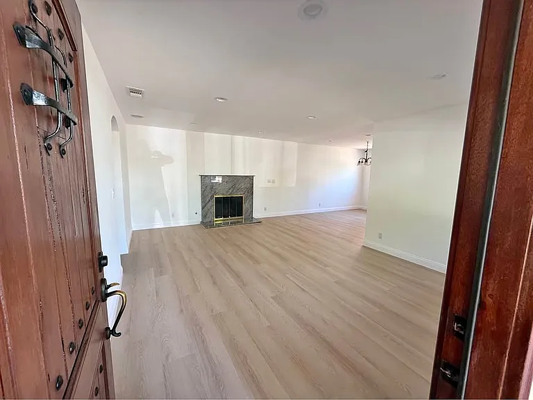 6039 Beeman Ave — Photo 10