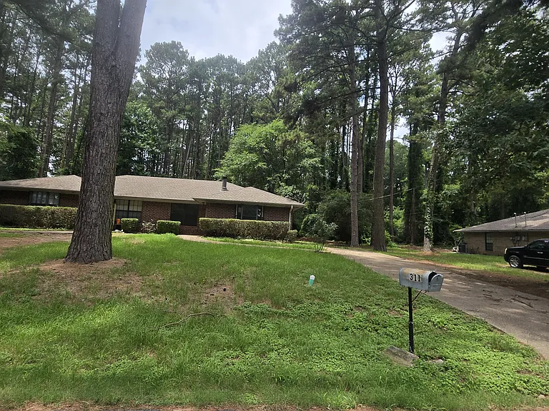 311 Peachtree Ln — Photo 1