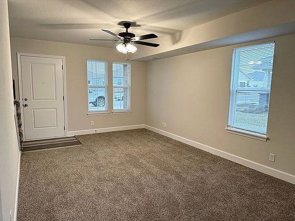 2nd image of 401 SE Rose Garden Ln