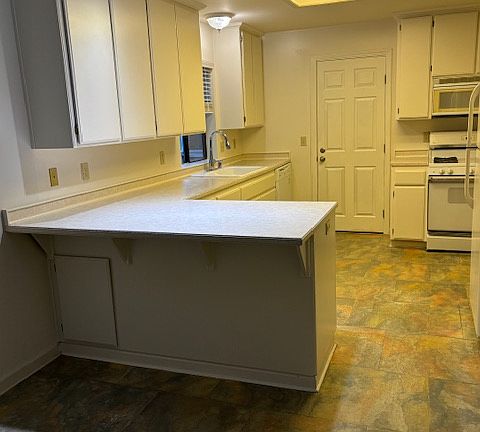 4th image of 494 Snell St #2