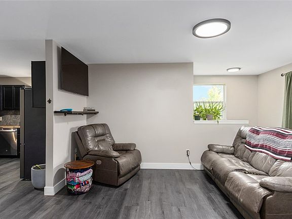 5th image of 210 Monarch St