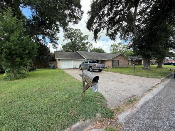 1429 Circle Dr, Sealy, TX 77474