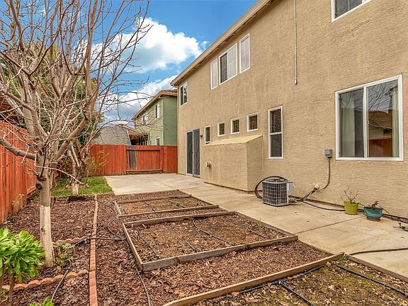 3rd image of 709 Bourn Dr