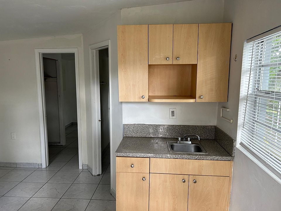 1st image of 12920 Westview Dr #4
