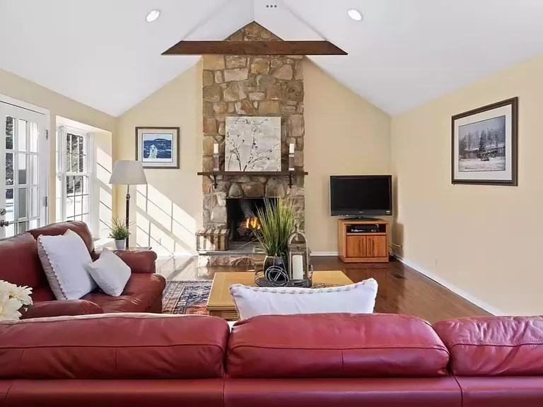 684 Wetherby Ln — Photo 5