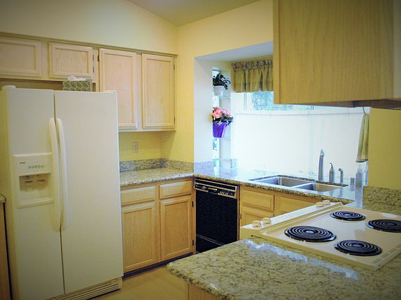 Kitchen w/Granite