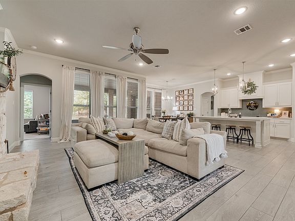 4th image of 101 Oxford Ct