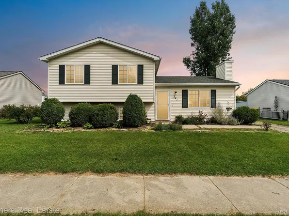 741 Cricket Xing, Pinckney, MI 48169