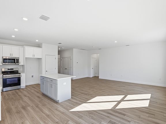5th image of 2616 Iroquois Ave