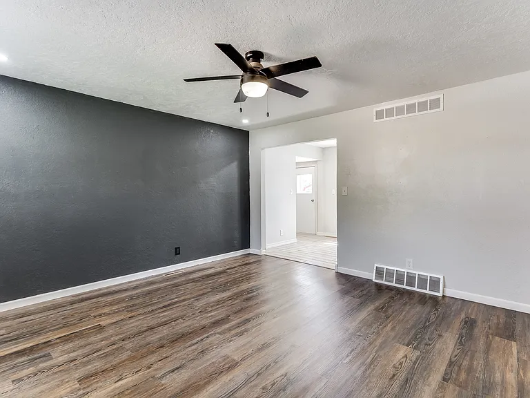 1712 N Belmont Ave — Photo 32