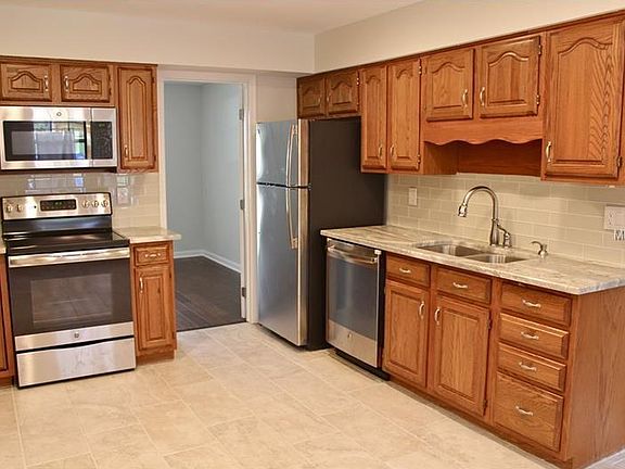 3rd image of 150 Oak Sq S
