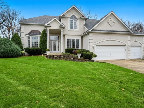 1070 Ridgewood Dr, West Chicago, IL 60185