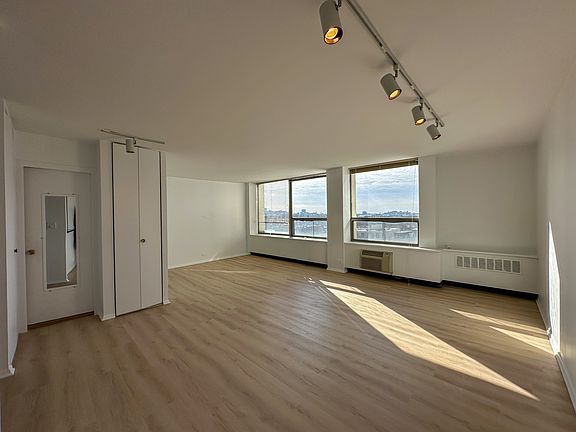 4th image of 1455 N Sandburg Ter APT 1007
