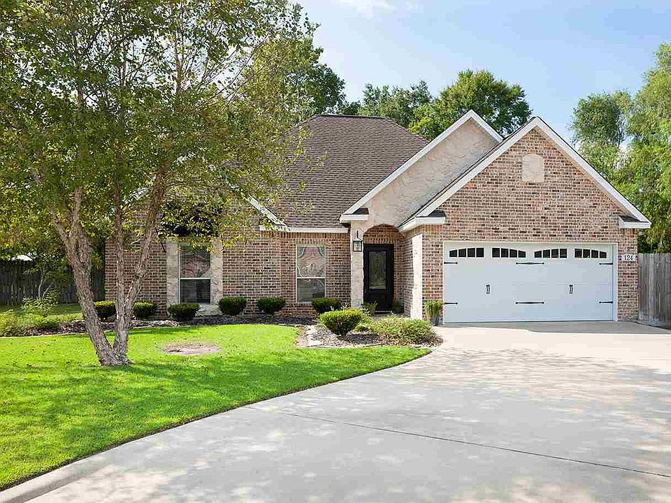 1st image of 124 Parkway Oaks Dr