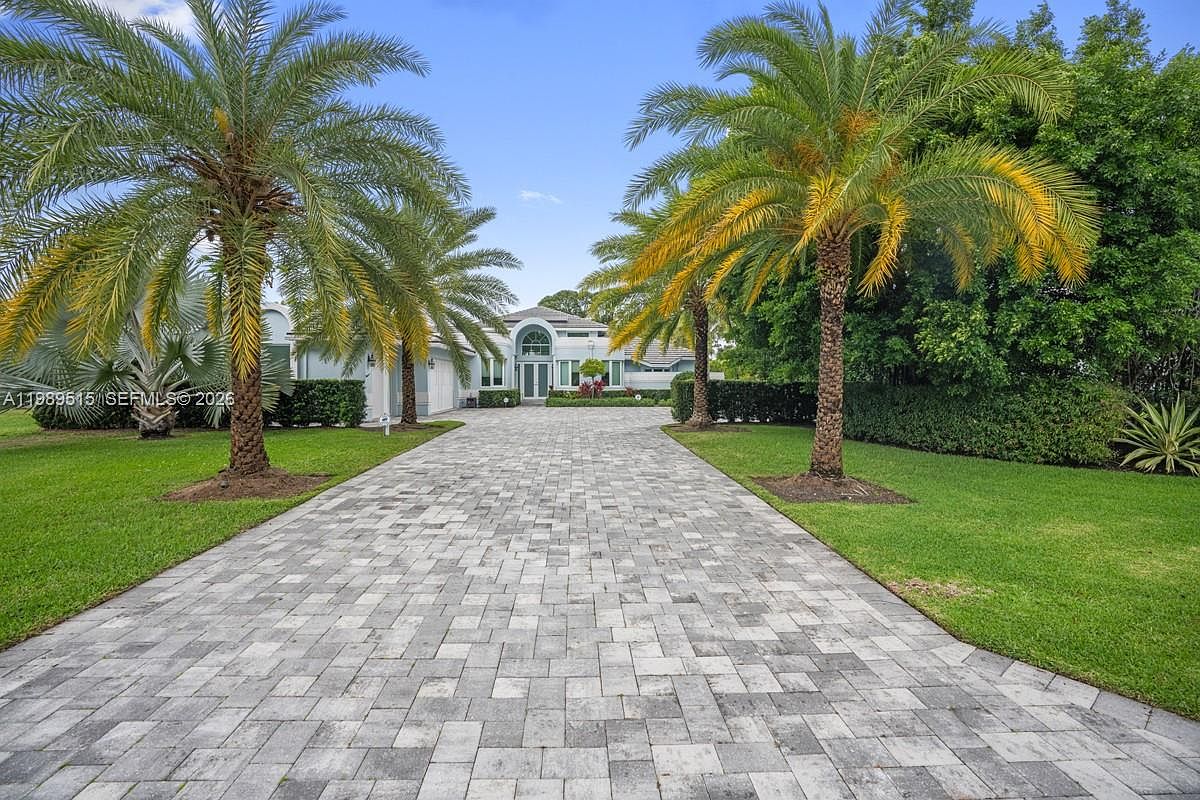 8179 Lakeview Dr