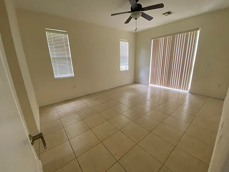 1004 Pine Tree Dr — Photo 10
