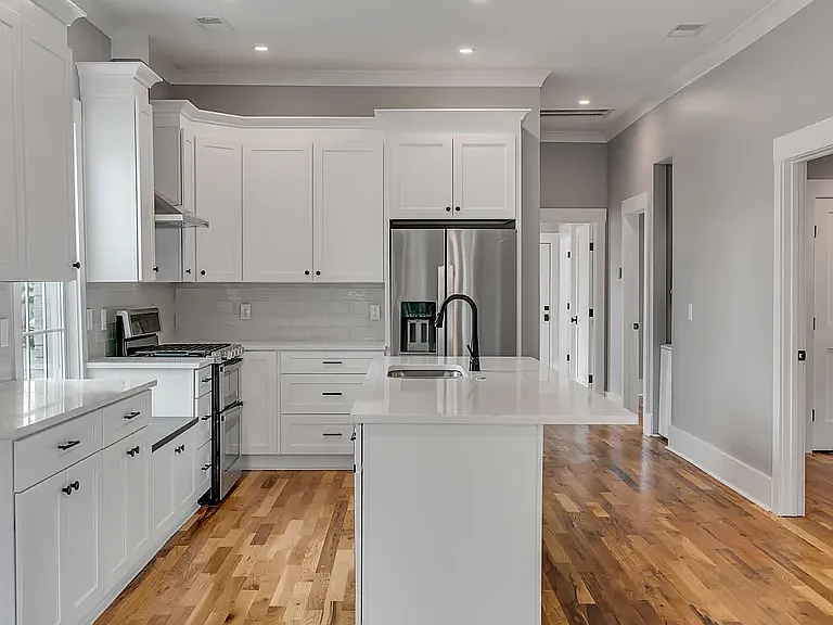 3 bed, 996 sqft, $4,900 — Photo 3