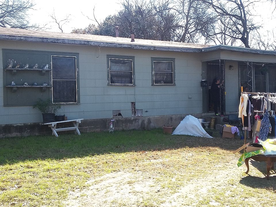 1st image of 202 E Palfrey St