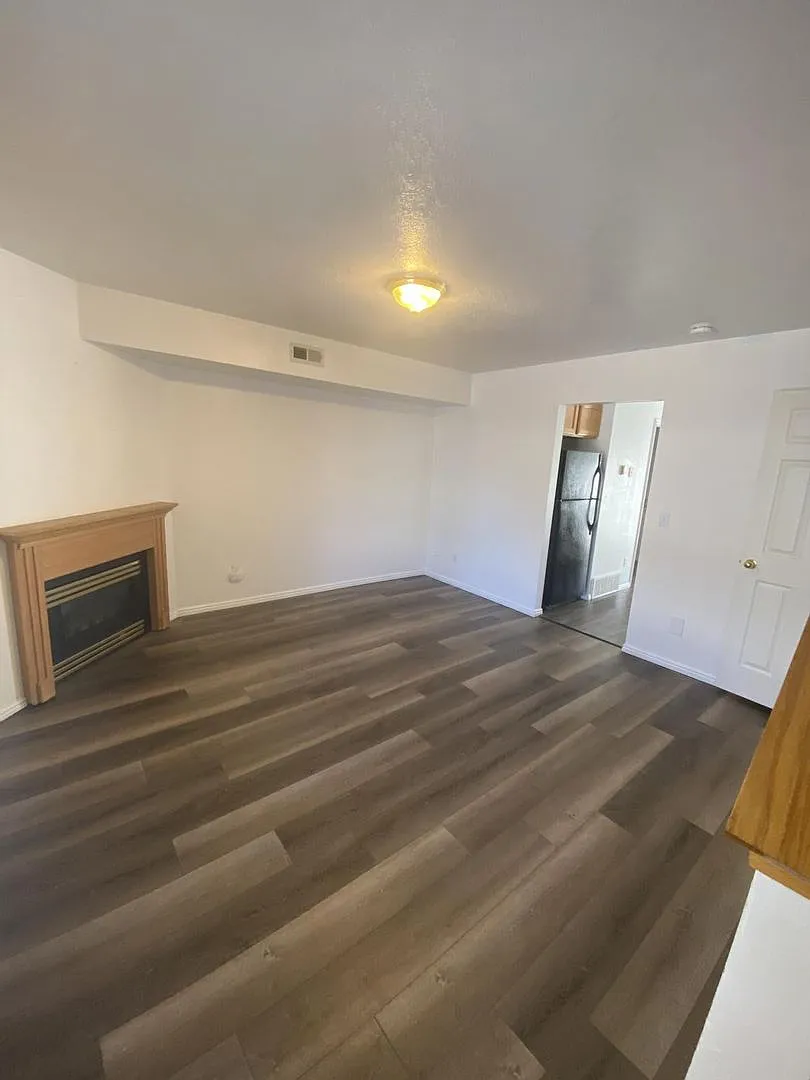 Building Photo - 295 W 600 N #2