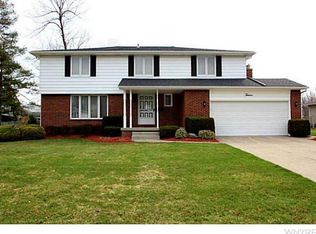 12 Carriage Hl W, Williamsville, NY 14221
