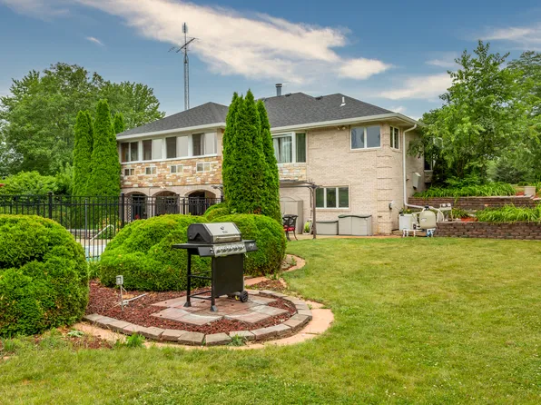 18 N 42nd Rd, Mendota, IL 61342