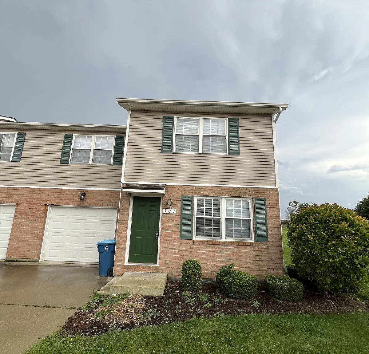 3 bed, 1.5 bath, 1204 sqft, $1,400 — Photo 1